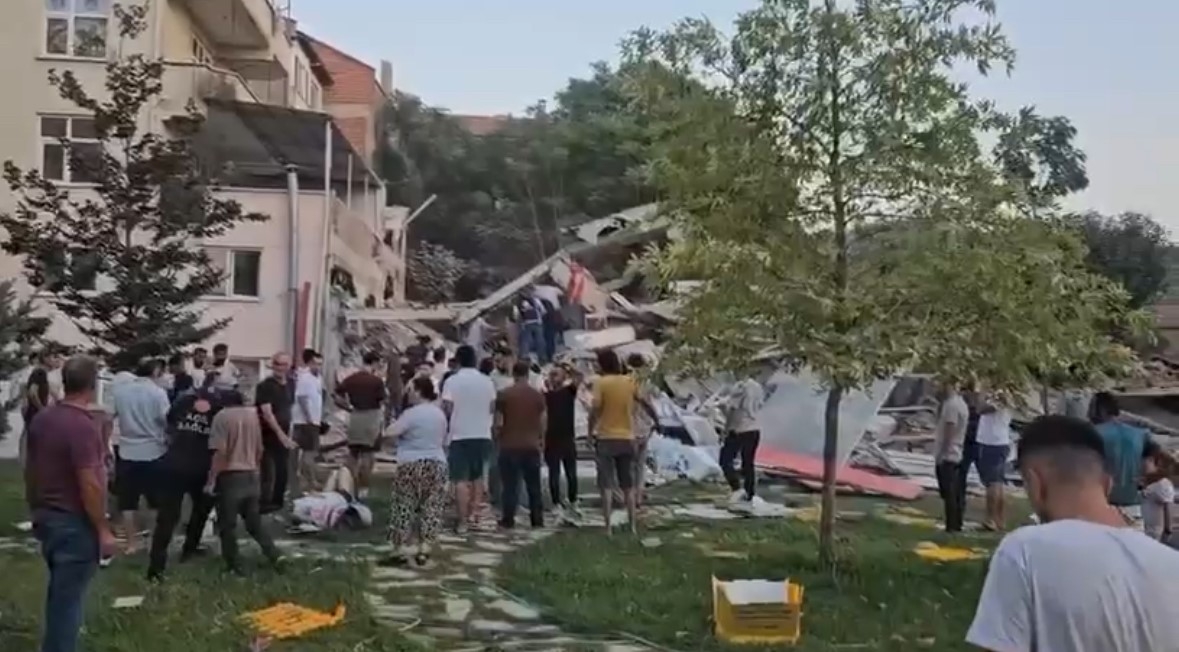 Depremin vurduğu Sındırgı da 10 bina yıkıldı