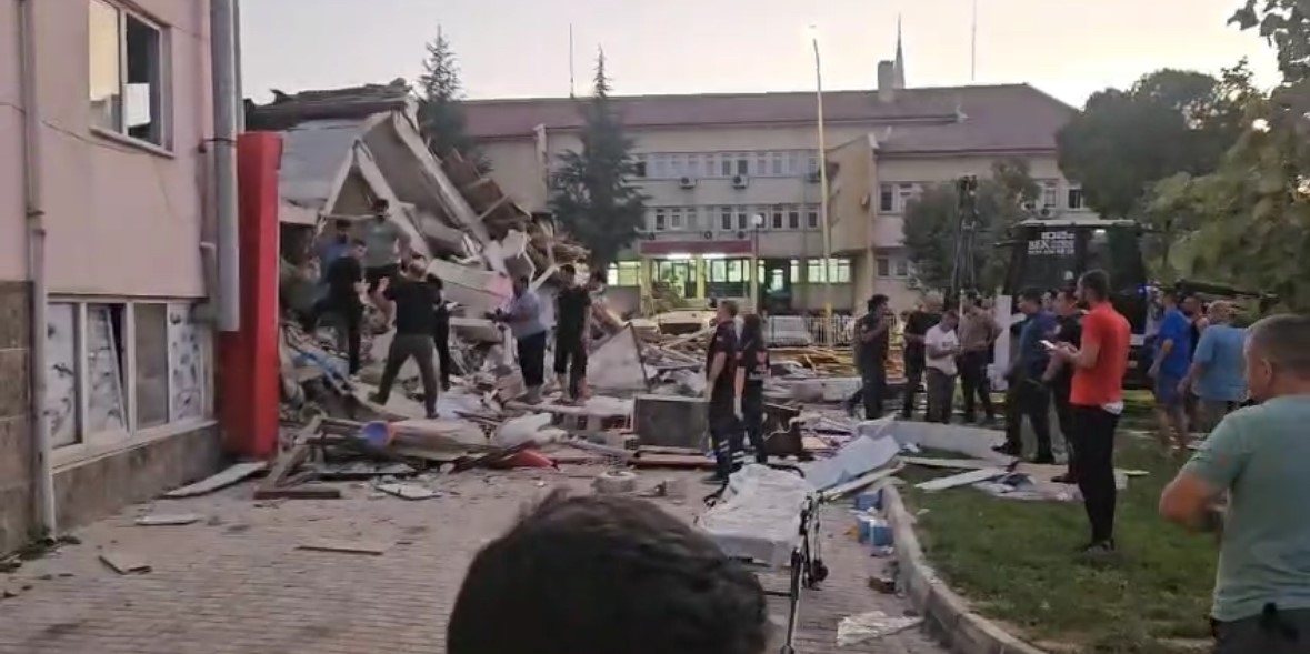 Depremin vurduğu Sındırgı da 10 bina yıkıldı