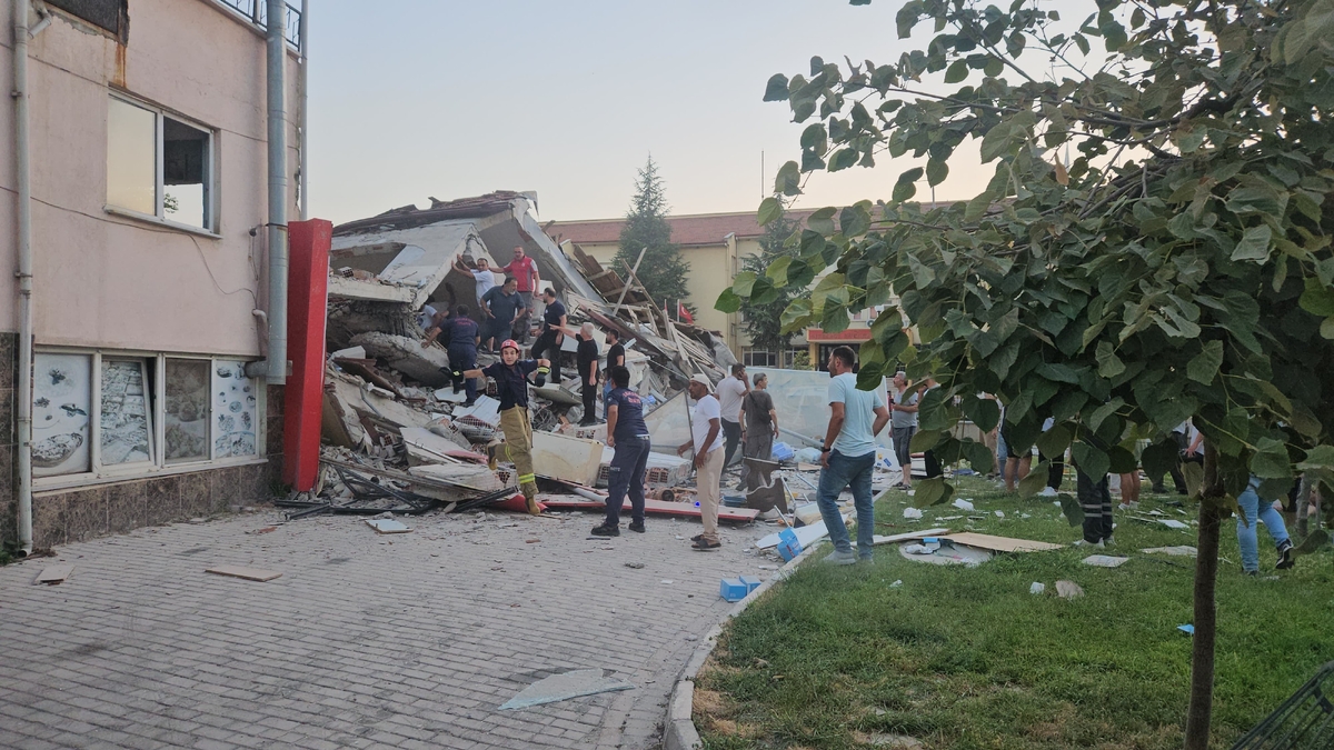 Depremin vurduğu Sındırgı da 10 bina yıkıldı