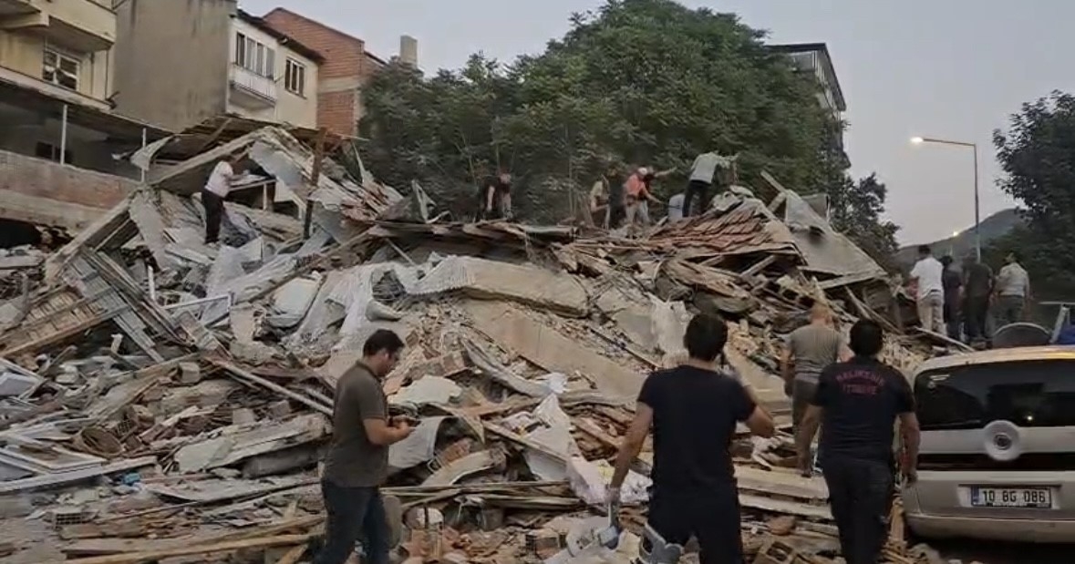 Depremin vurduğu Sındırgı da 10 bina yıkıldı