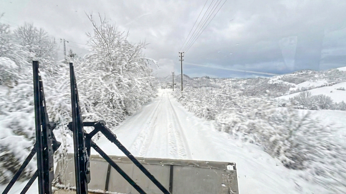 Sakarya'da kardan kapanan 31 yol açıldı