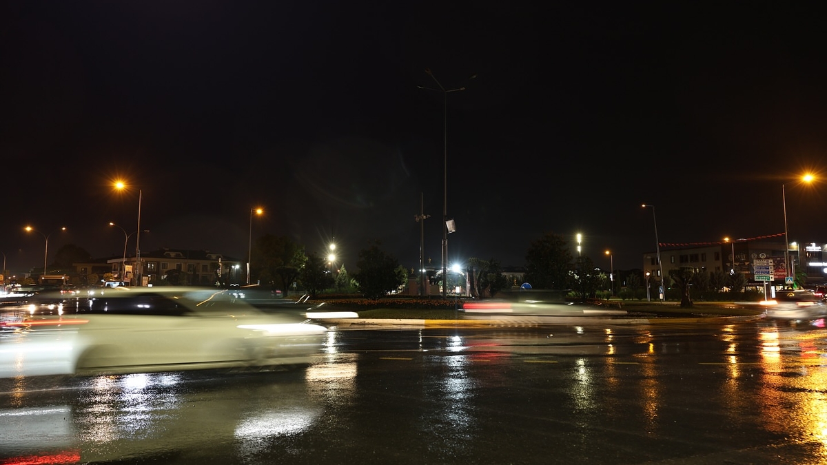 Sakarya'da şimşekler geceyi aydınlattı