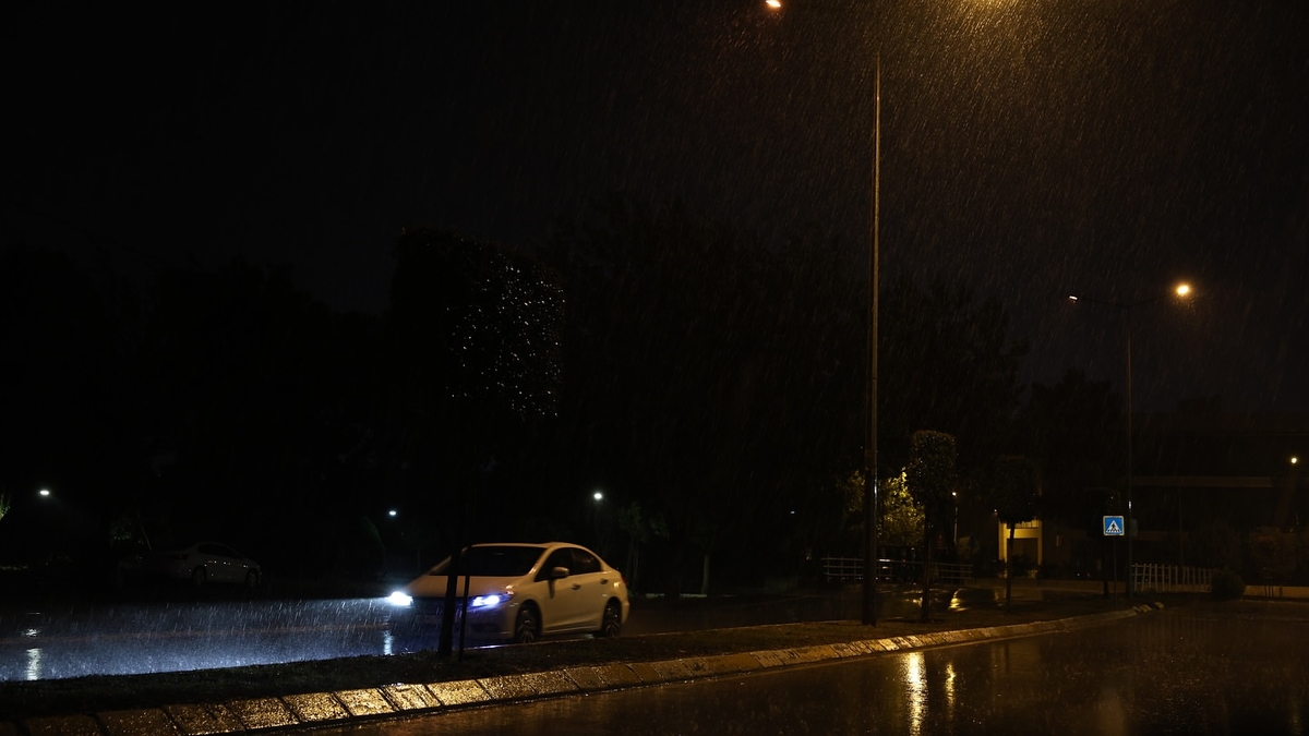 Sakarya'da şimşekler geceyi aydınlattı