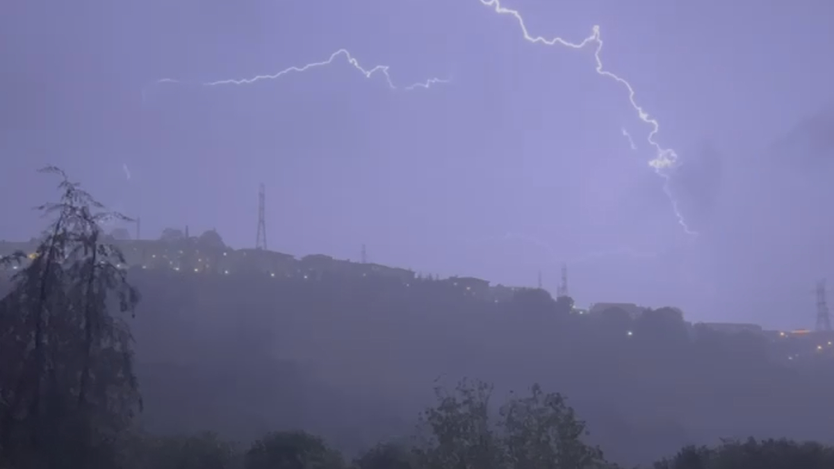 Sakarya'da şimşekler geceyi aydınlattı