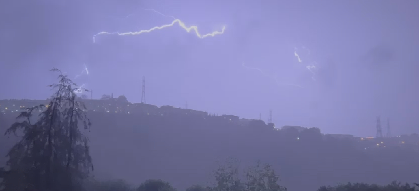 Sakarya'da şimşekler geceyi aydınlattı
