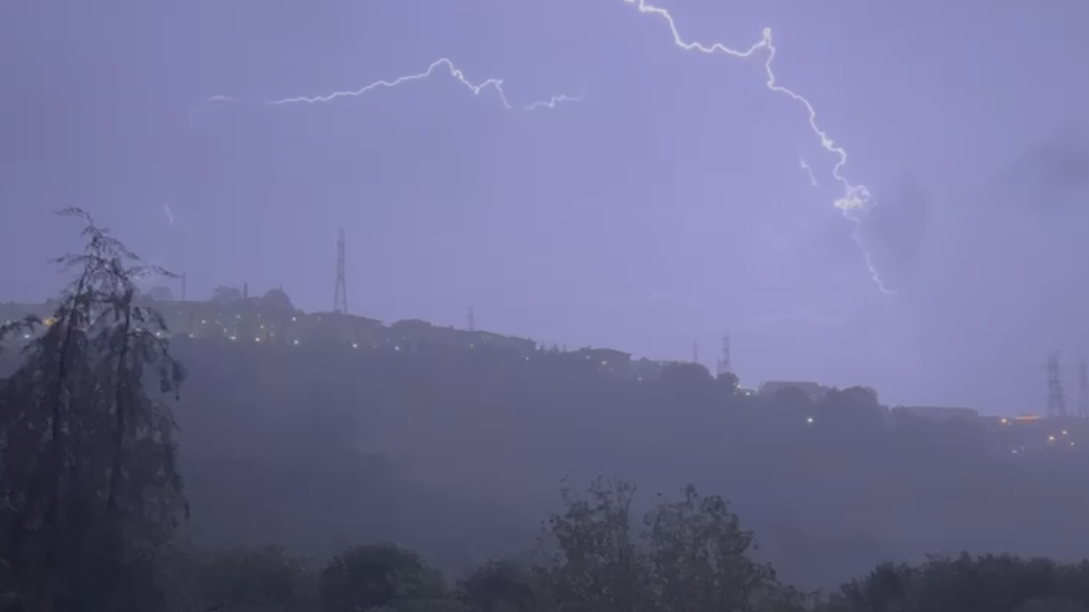 Sakarya'da şimşekler geceyi aydınlattı