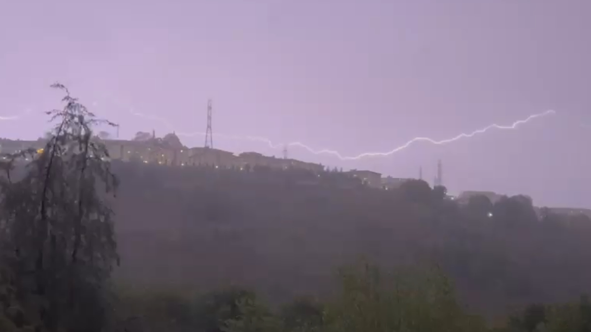 Sakarya'da şimşekler geceyi aydınlattı