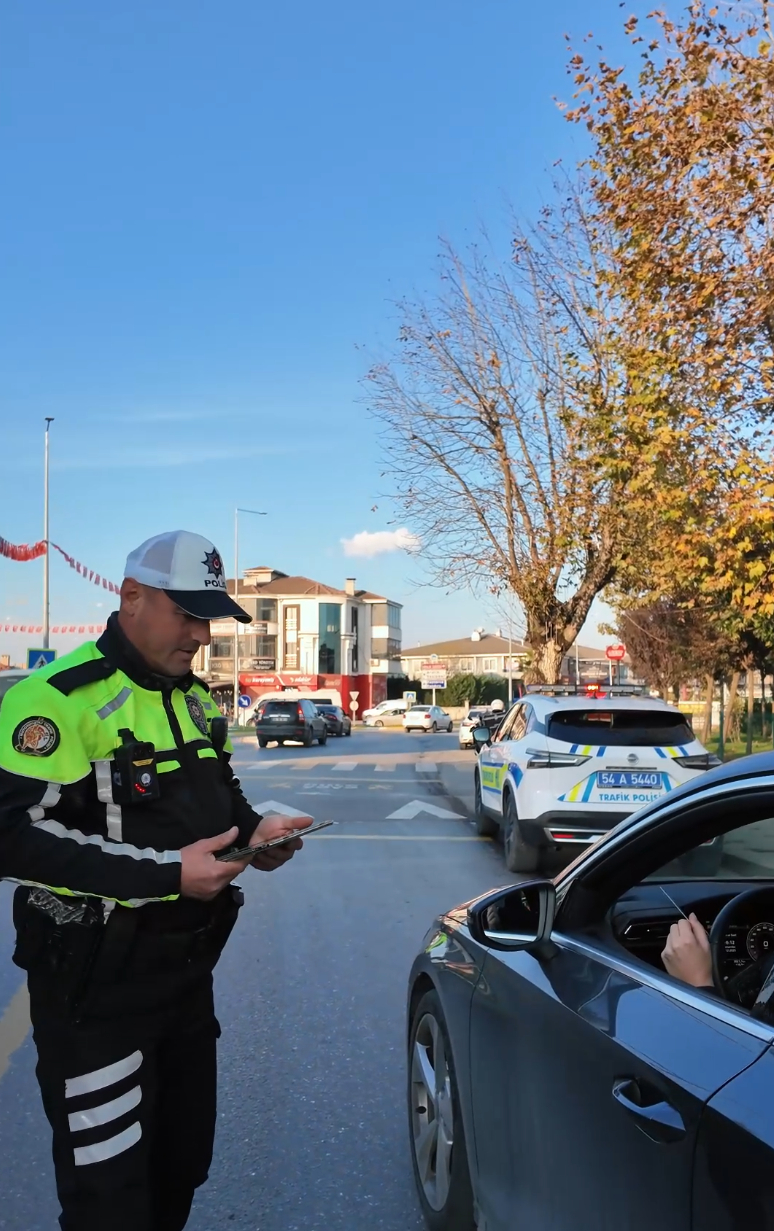 Sakarya'da trafik polisleri yaka kamerası takacak