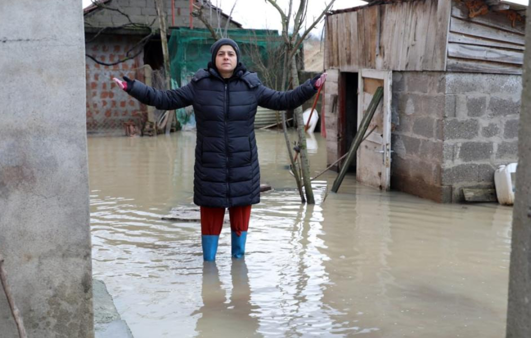 Sakarya Nehri kıyısındaki mahalleyi su bastı