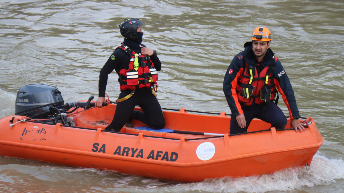 Sakarya Nehri'ne düşen çocuğu arama çalışmaları görüntülendi