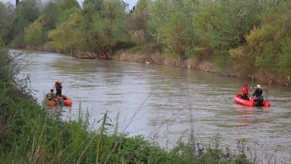 Sakarya Nehri'ne düşen çocuğu arama çalışmaları görüntülendi