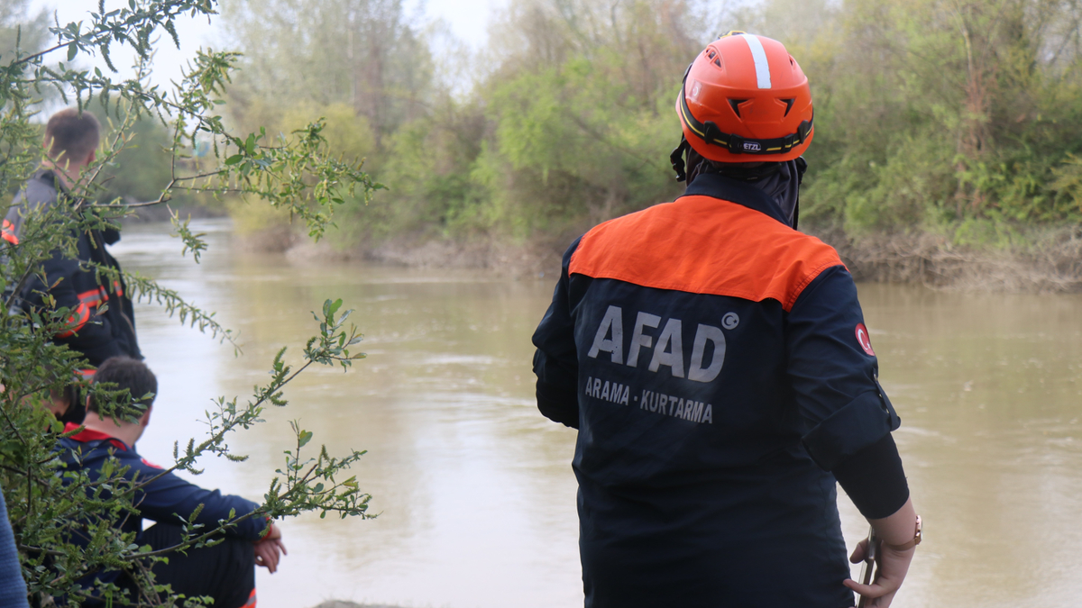 Sakarya Nehri'ne düşen çocuğu arama çalışmaları görüntülendi