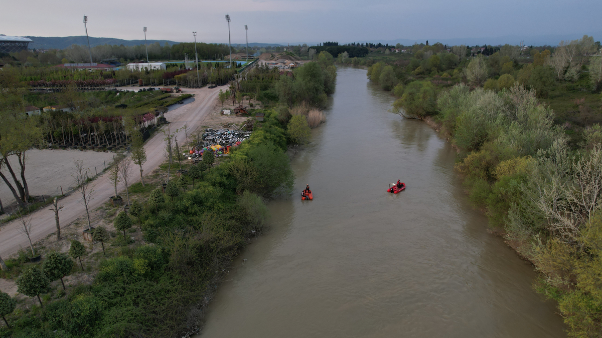 Sakarya Nehri'ne düşen çocuğu arama çalışmaları görüntülendi