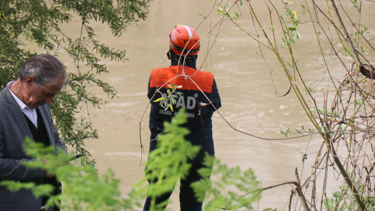 Sakarya Nehri'ne düşen çocuğu arama çalışmaları görüntülendi