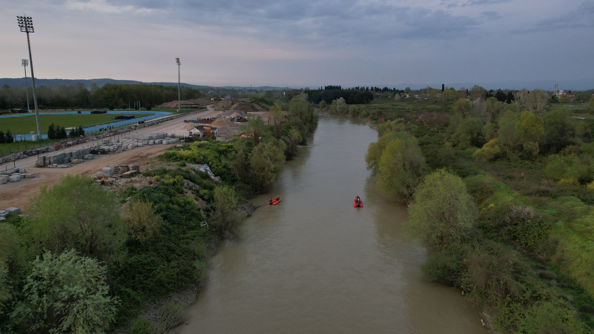 Sakarya Nehri'ne düşen çocuğu arama çalışmaları görüntülendi