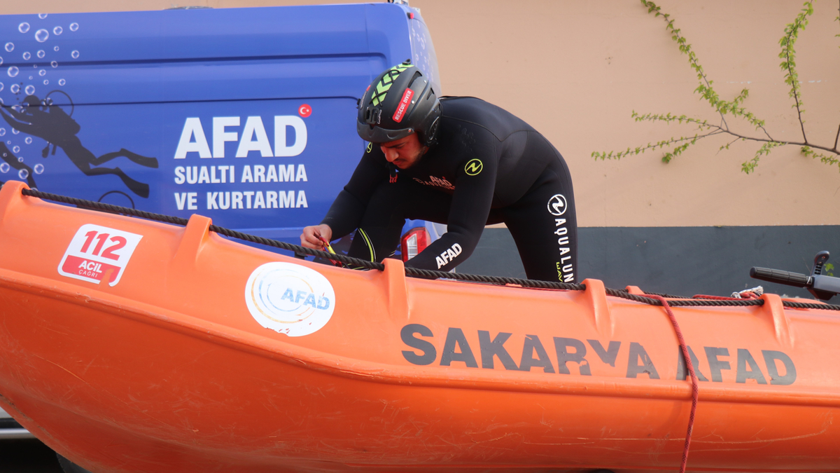 Sakarya Nehri'ne düşen çocuğu arama çalışmaları görüntülendi