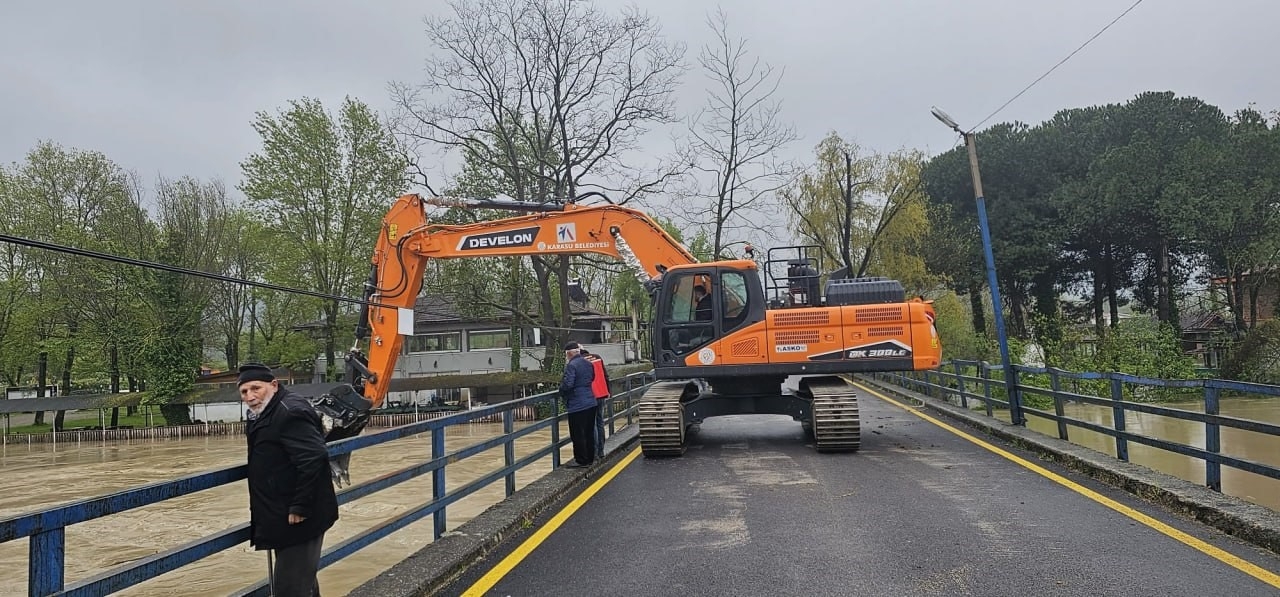 Sakarya Nehri taşma noktasına geldi; Alarm verildi