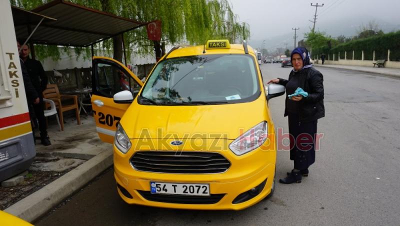 Sakarya'nın Tek Kadın Taksi Şoförü Yollarda Direksiyon Sallıyor