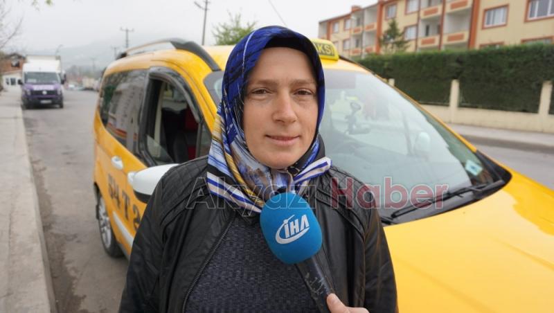 Sakarya'nın Tek Kadın Taksi Şoförü Yollarda Direksiyon Sallıyor