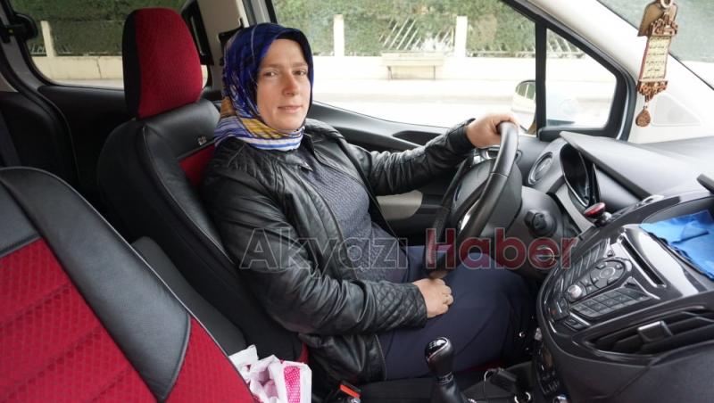 Sakarya'nın Tek Kadın Taksi Şoförü Yollarda Direksiyon Sallıyor