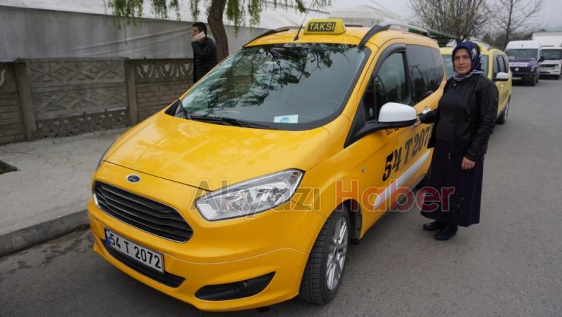 Sakarya'nın Tek Kadın Taksi Şoförü Yollarda Direksiyon Sallıyor