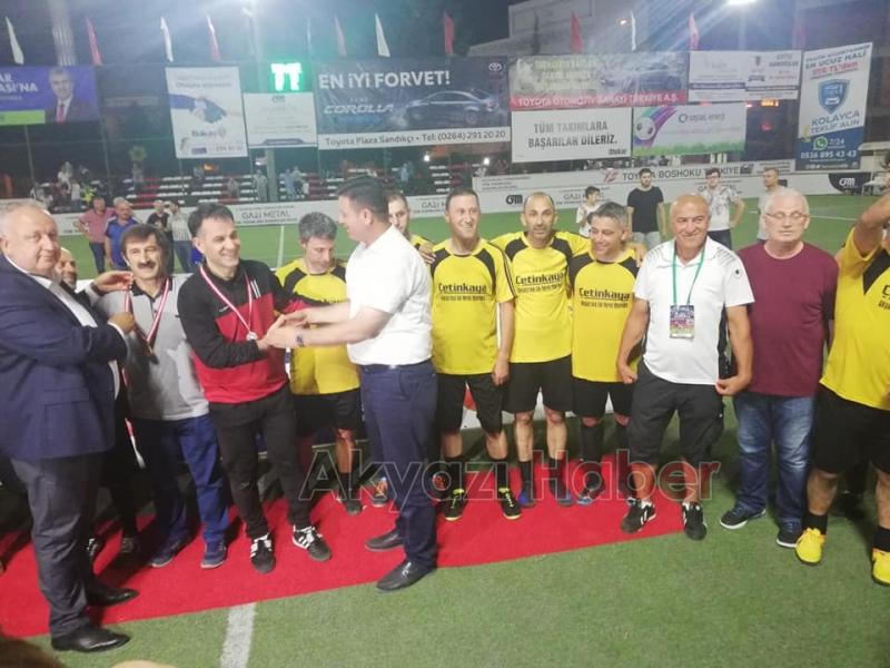 Sakarya Olgunlar  Turnuvasında kazanan  Akyazı Çetinkaya Market 