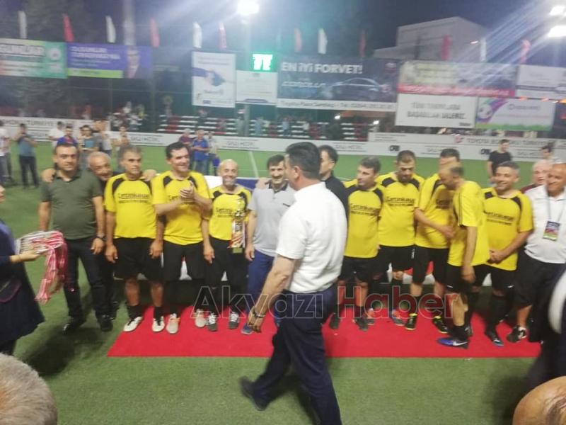 Sakarya Olgunlar  Turnuvasında kazanan  Akyazı Çetinkaya Market 