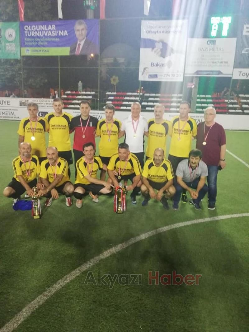 Sakarya Olgunlar  Turnuvasında kazanan  Akyazı Çetinkaya Market 