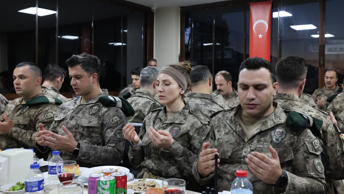 Sakarya Özel Harekat Şube Müdürlüğü'nde iftar programı