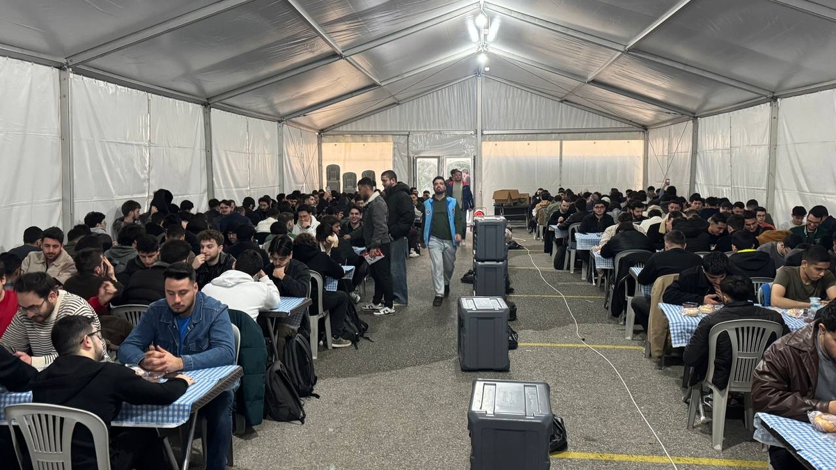 Sakarya’da farklı renk ve coğrafyadan öğrenciler aynı sofrada oruç açıyor