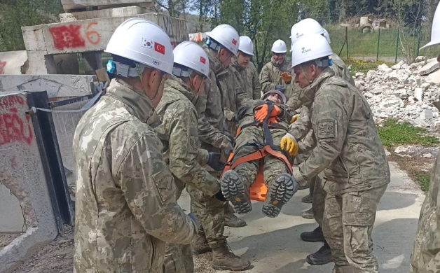 Sakarya’da komandolara enkazda arama kurtarma eğitimi