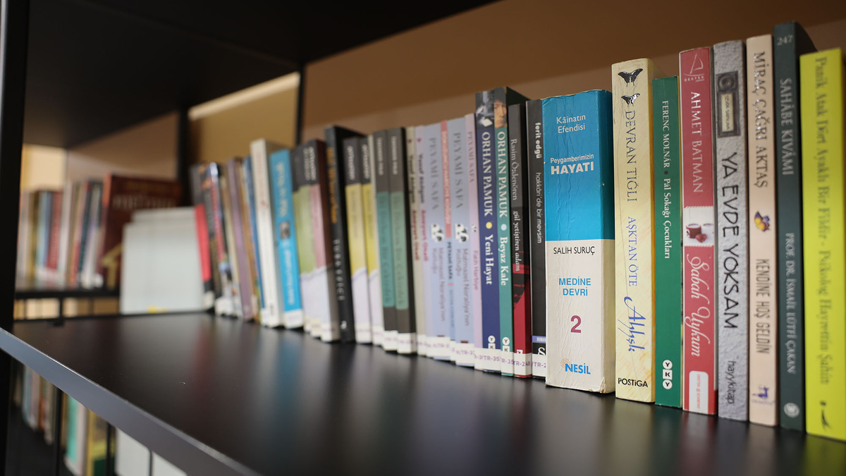 Sakarya’da öğrenciler çamaşırları yıkanırken kitap okuyor