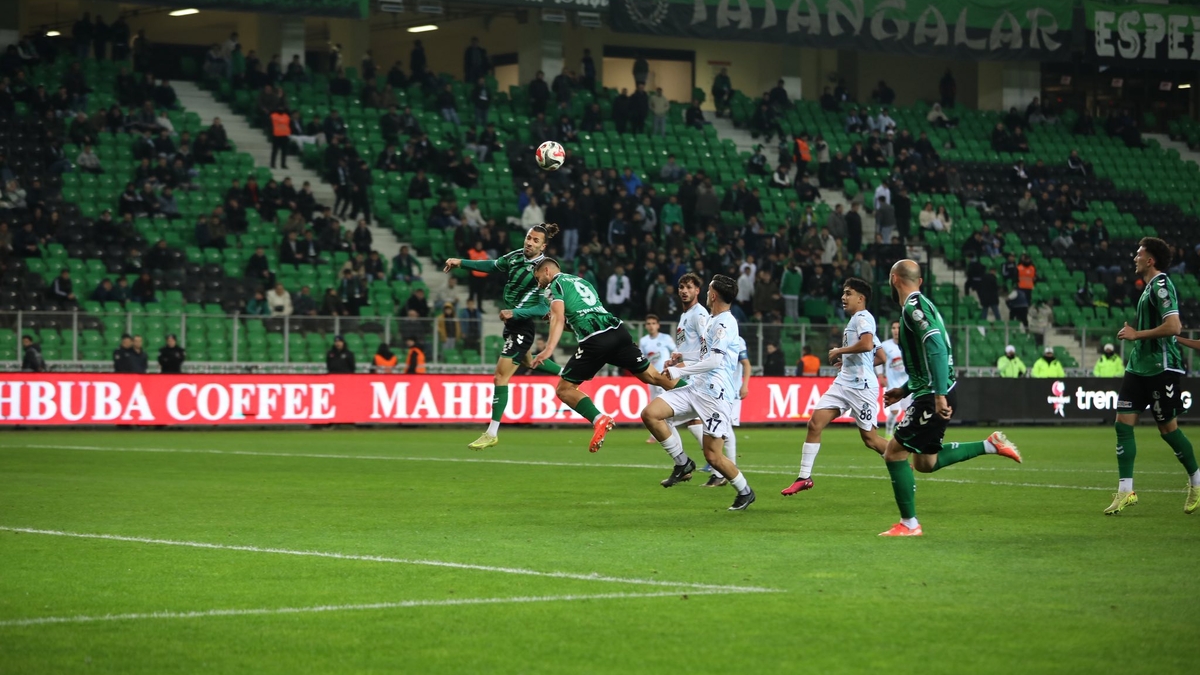 Sakaryaspor 11 haftalık galibiyet özlemine 4 golle son verdi