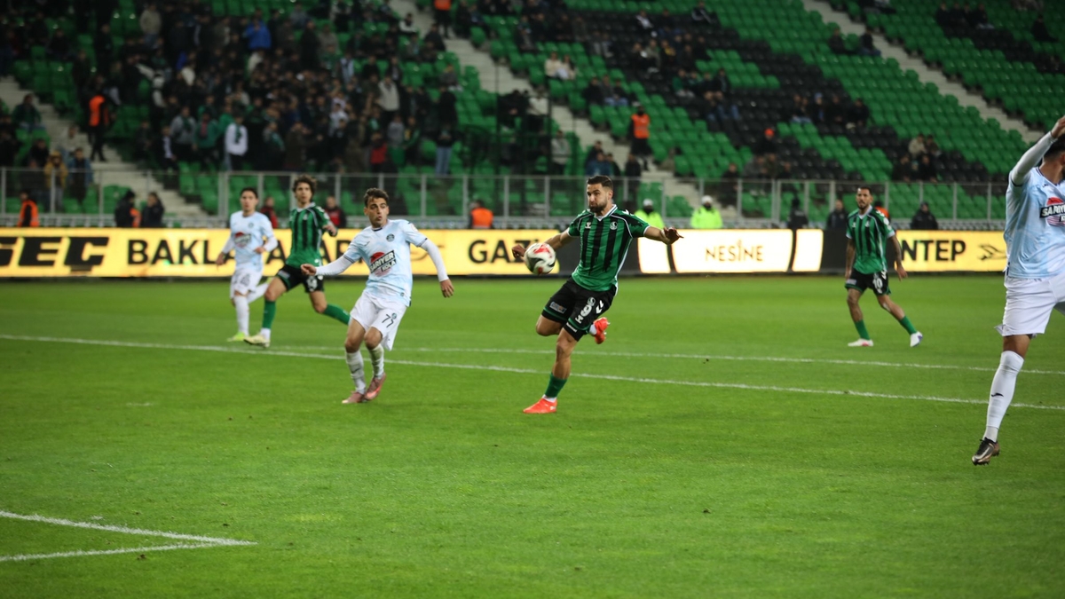 Sakaryaspor 11 haftalık galibiyet özlemine 4 golle son verdi