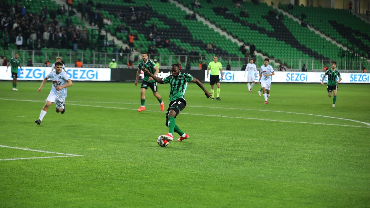 Sakaryaspor 11 haftalık galibiyet özlemine 4 golle son verdi