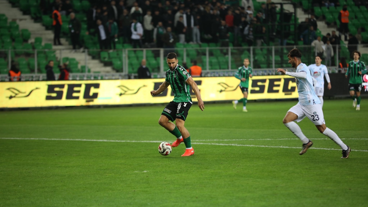 Sakaryaspor 11 haftalık galibiyet özlemine 4 golle son verdi