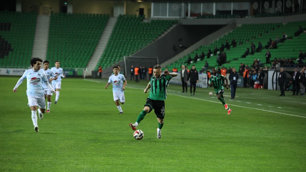 Sakaryaspor 11 haftalık galibiyet özlemine 4 golle son verdi
