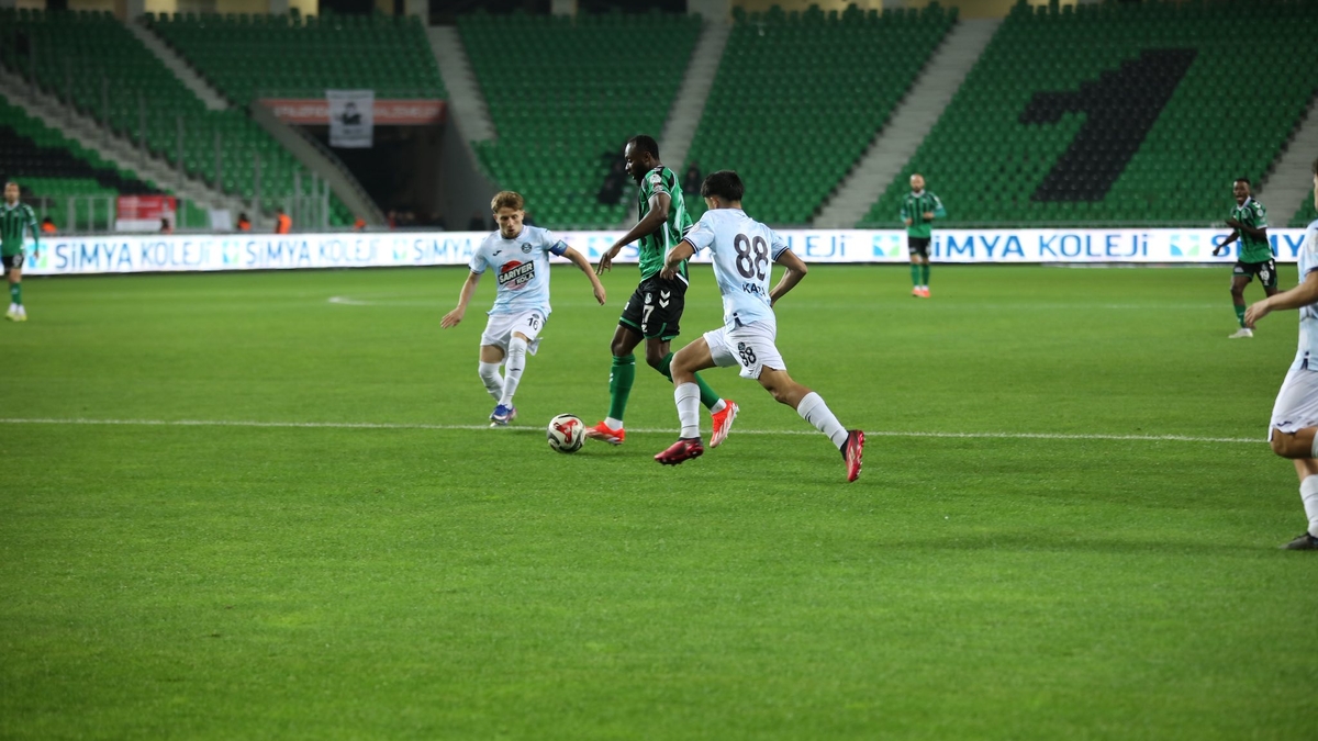 Sakaryaspor 11 haftalık galibiyet özlemine 4 golle son verdi