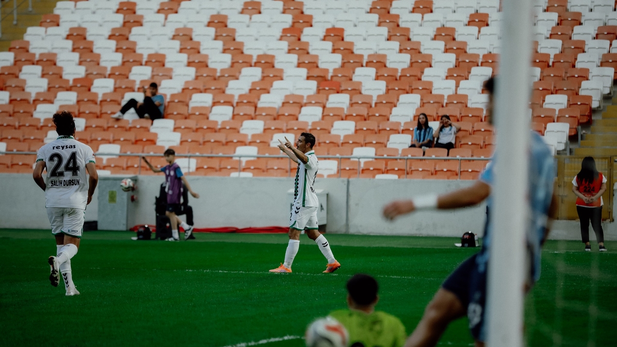 Sakaryaspor Adanademirspor'u 6-0 mağlup etti