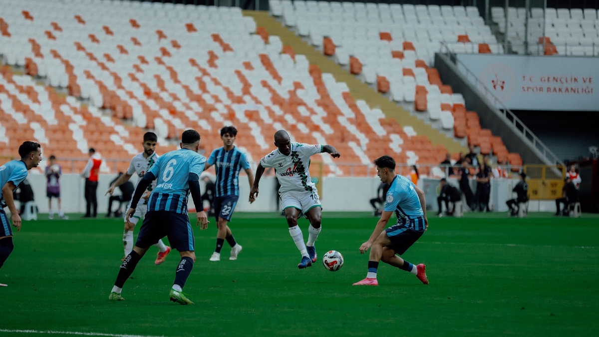 Sakaryaspor Adanademirspor'u 6-0 mağlup etti