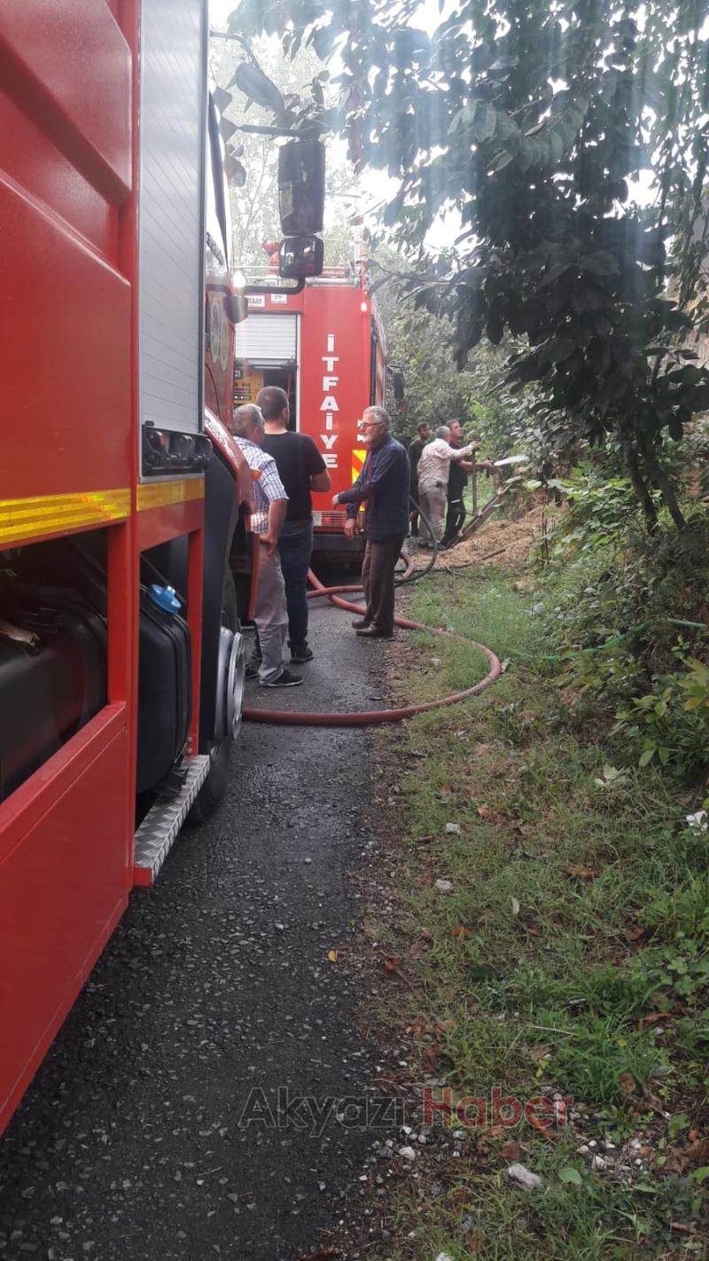 Samanlık yangını Eve sıçramadan söndürüldü