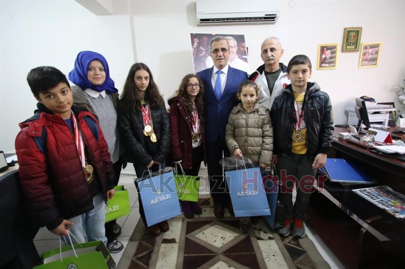 ŞAMPİYON SPORCULARA BAŞKAN AKCAN’DAN ÖDÜL