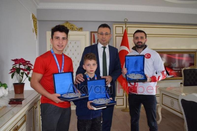 Şampiyon ve başarılı sporcular Kaymakam Güneyi ziyaret etti