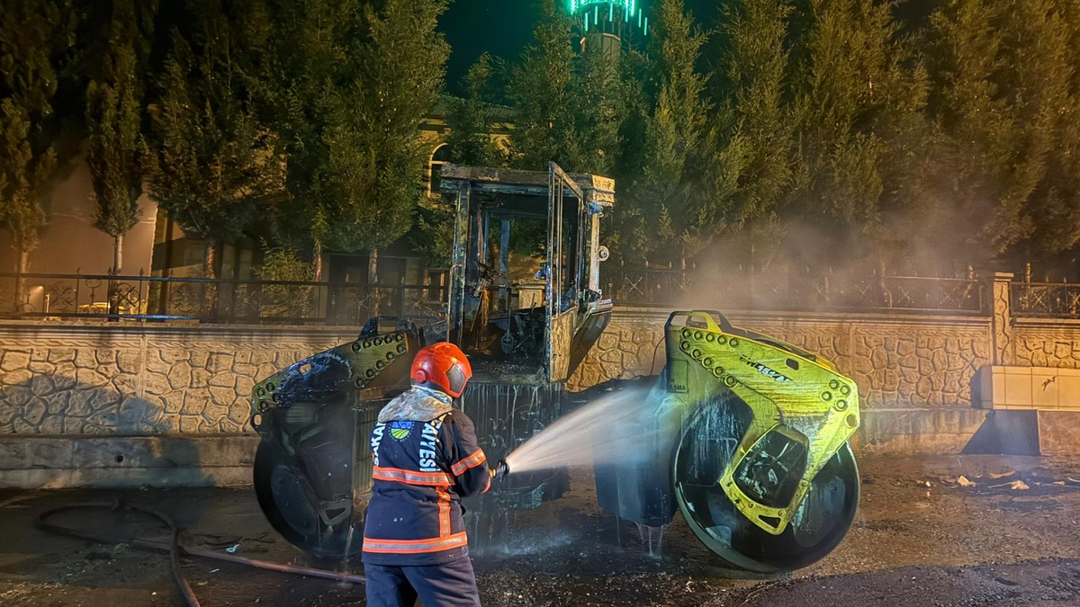 Şantiyede yangın; iş makinesi yandı