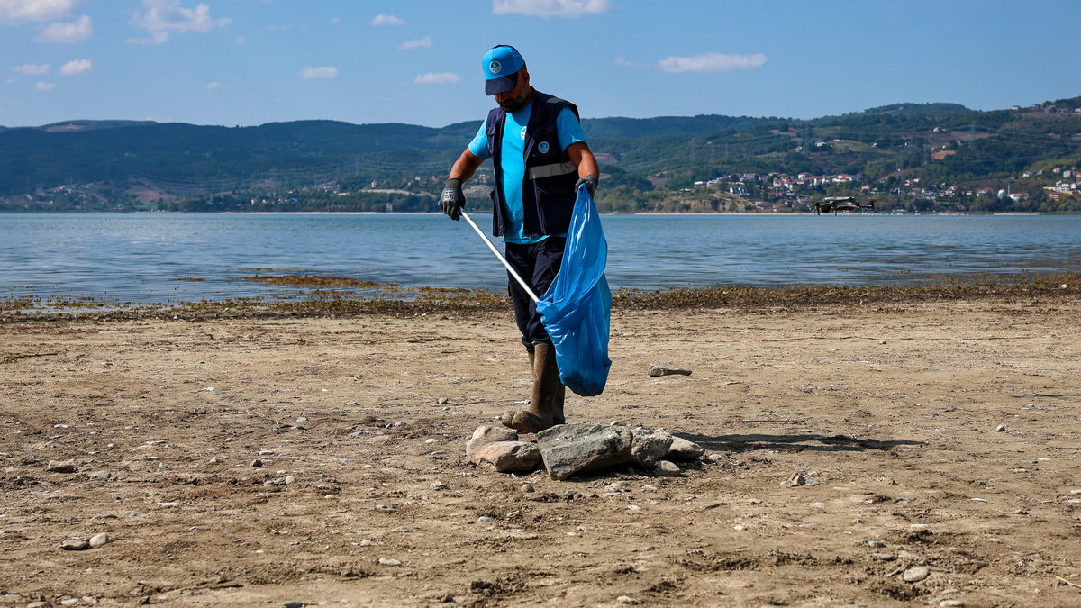 Sapanca Gölü çevresinden 2 ton çöp toplandı