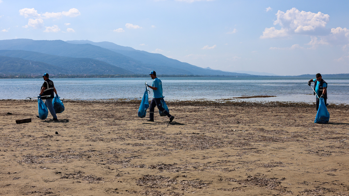 Sapanca Gölü çevresinden 2 ton çöp toplandı