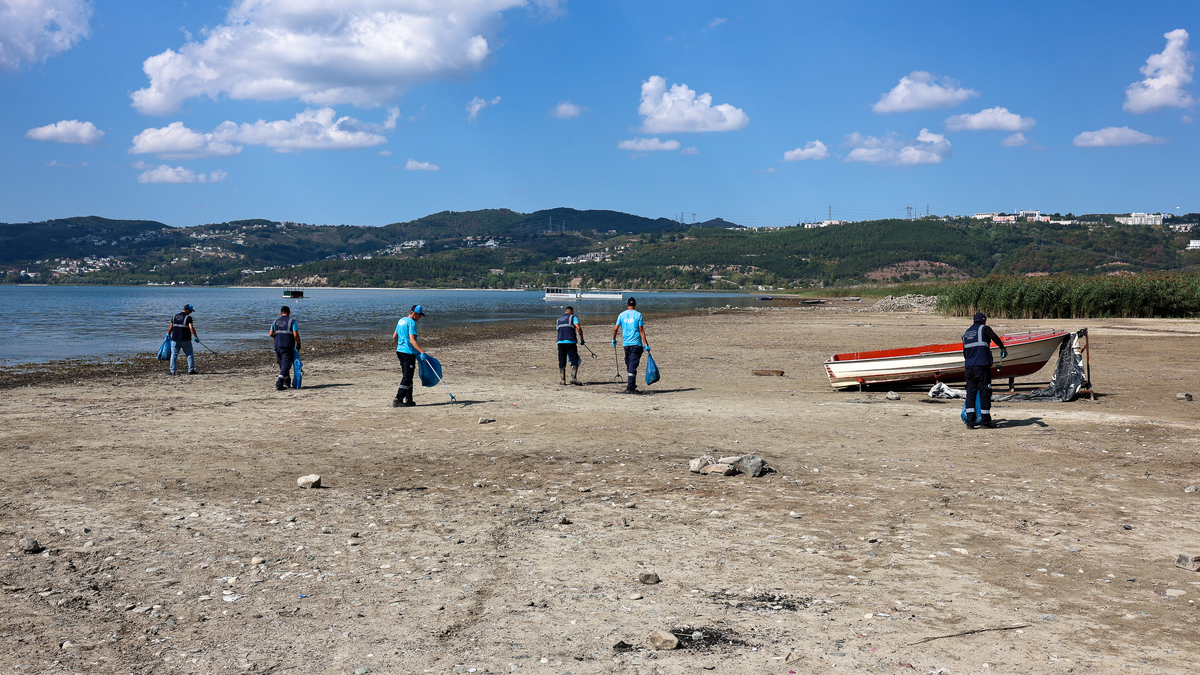 Sapanca Gölü çevresinden 2 ton çöp toplandı