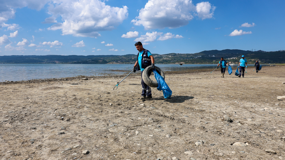 Sapanca Gölü çevresinden 2 ton çöp toplandı