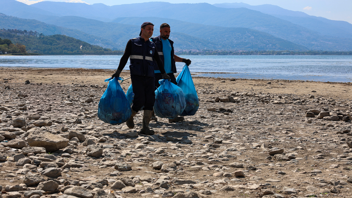 Sapanca Gölü çevresinden 2 ton çöp toplandı