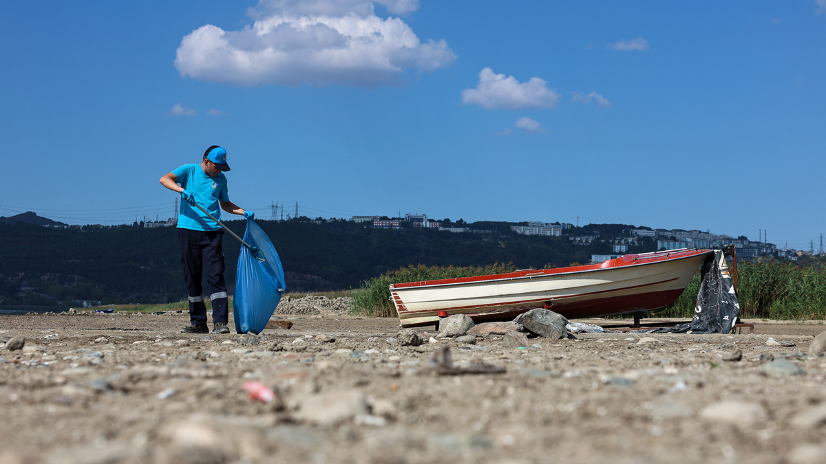 Sapanca Gölü çevresinden 2 ton çöp toplandı